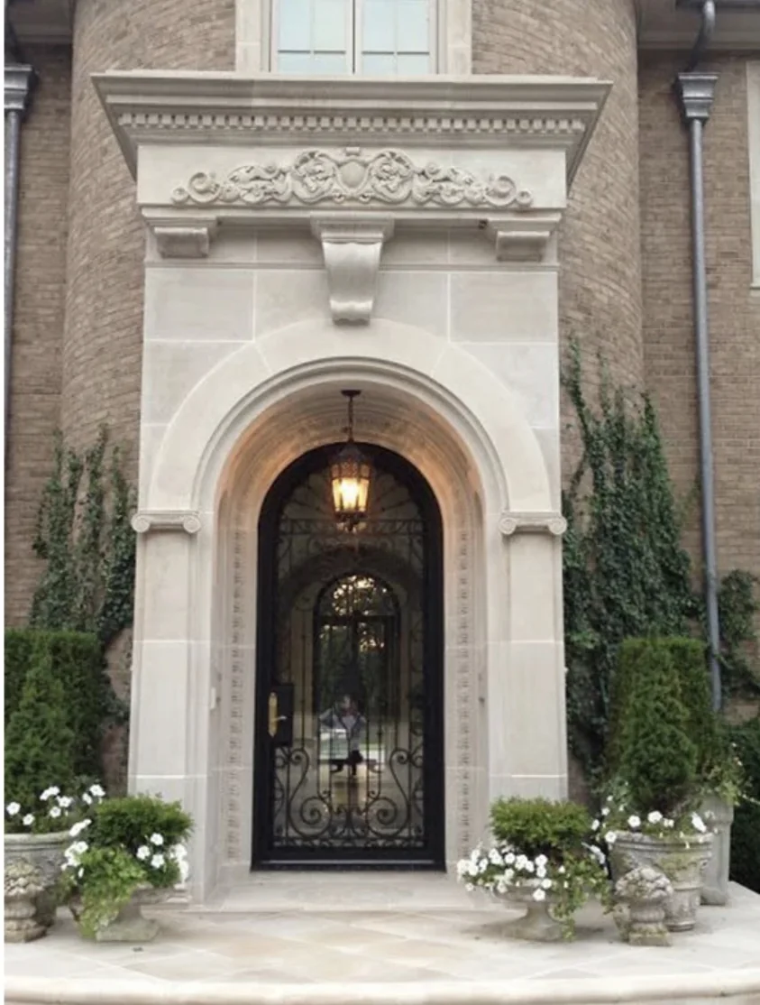 Central keystone at the crown of a moulded arched opening