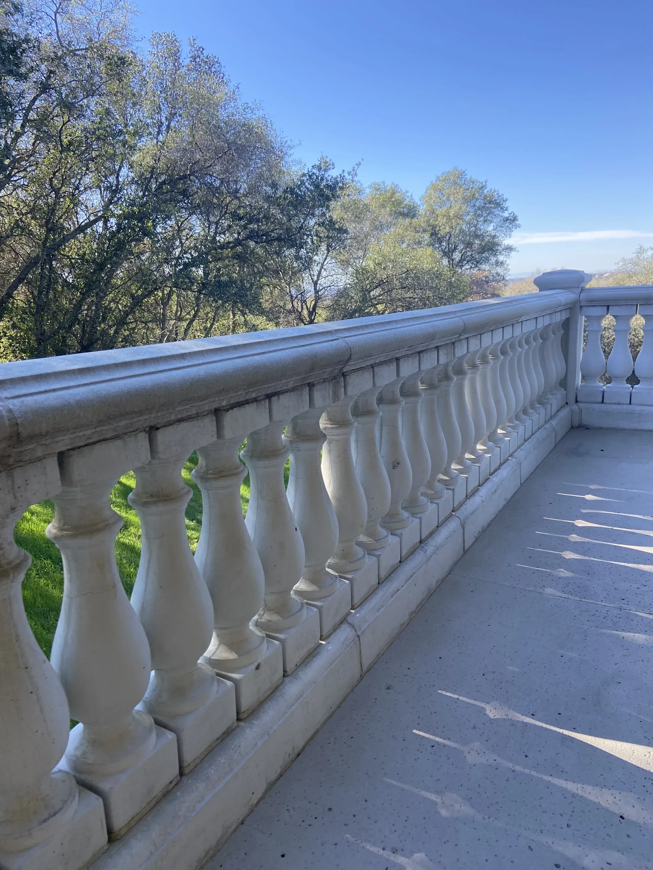 Close perspective along the balusters and upper rail
