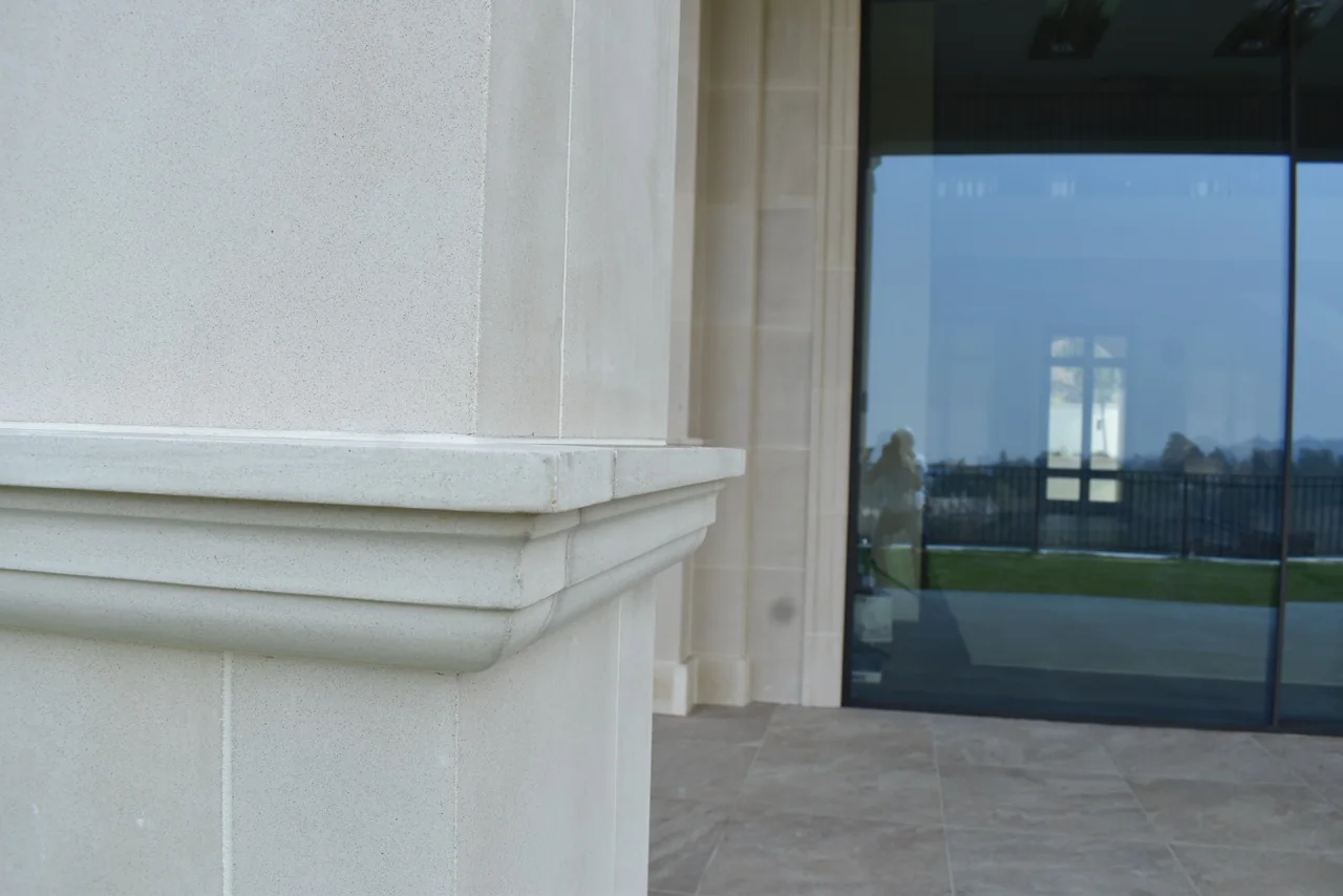 Horizontal band moulding around a column shaft