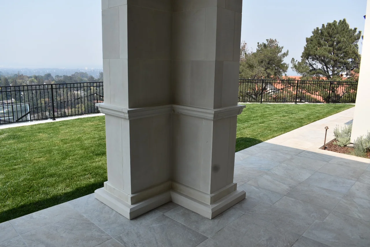 Paired lower shafts, band mouldings, and square column bases