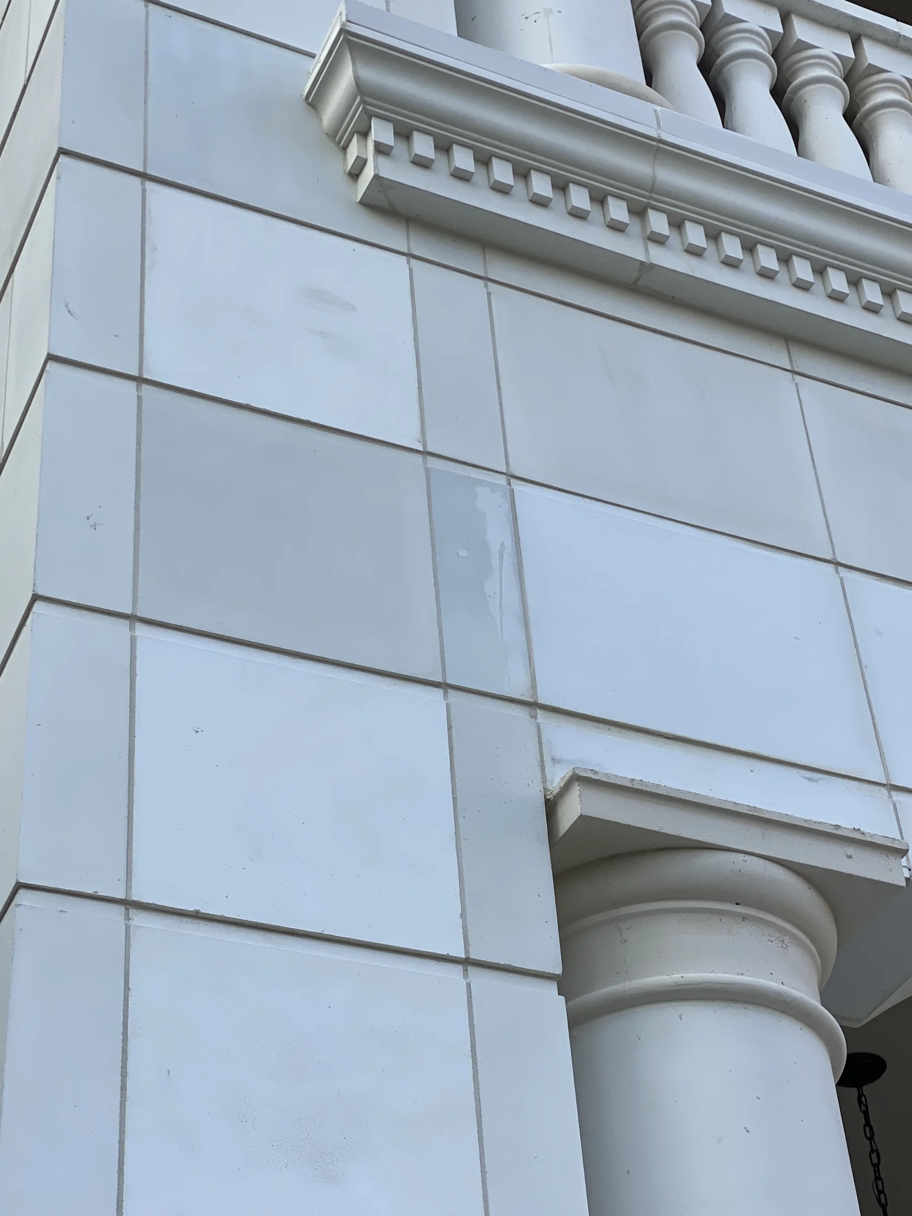 Cornice and dentils wrapping a facade corner