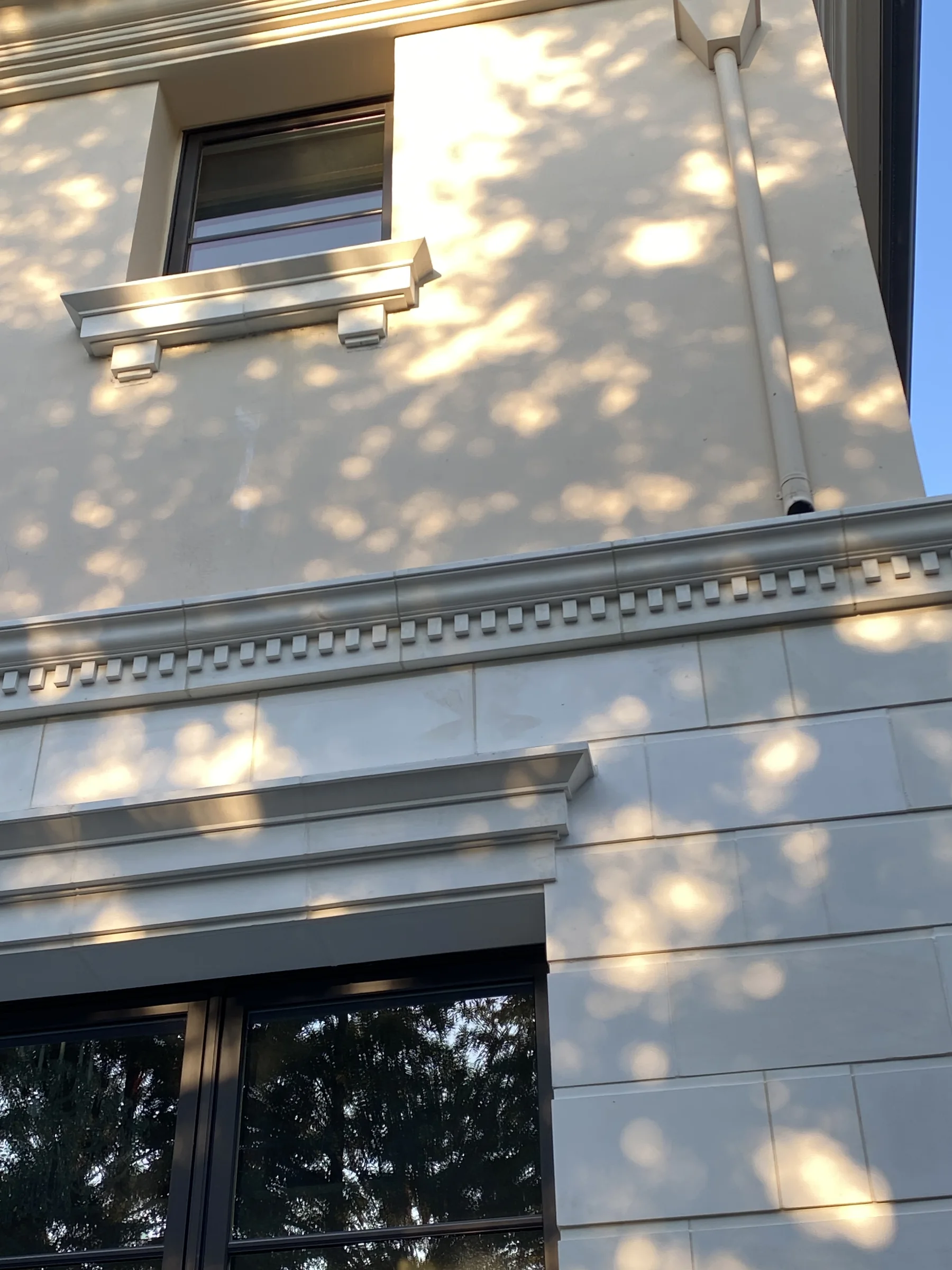 Continuous projecting moulding between upper and lower windows
