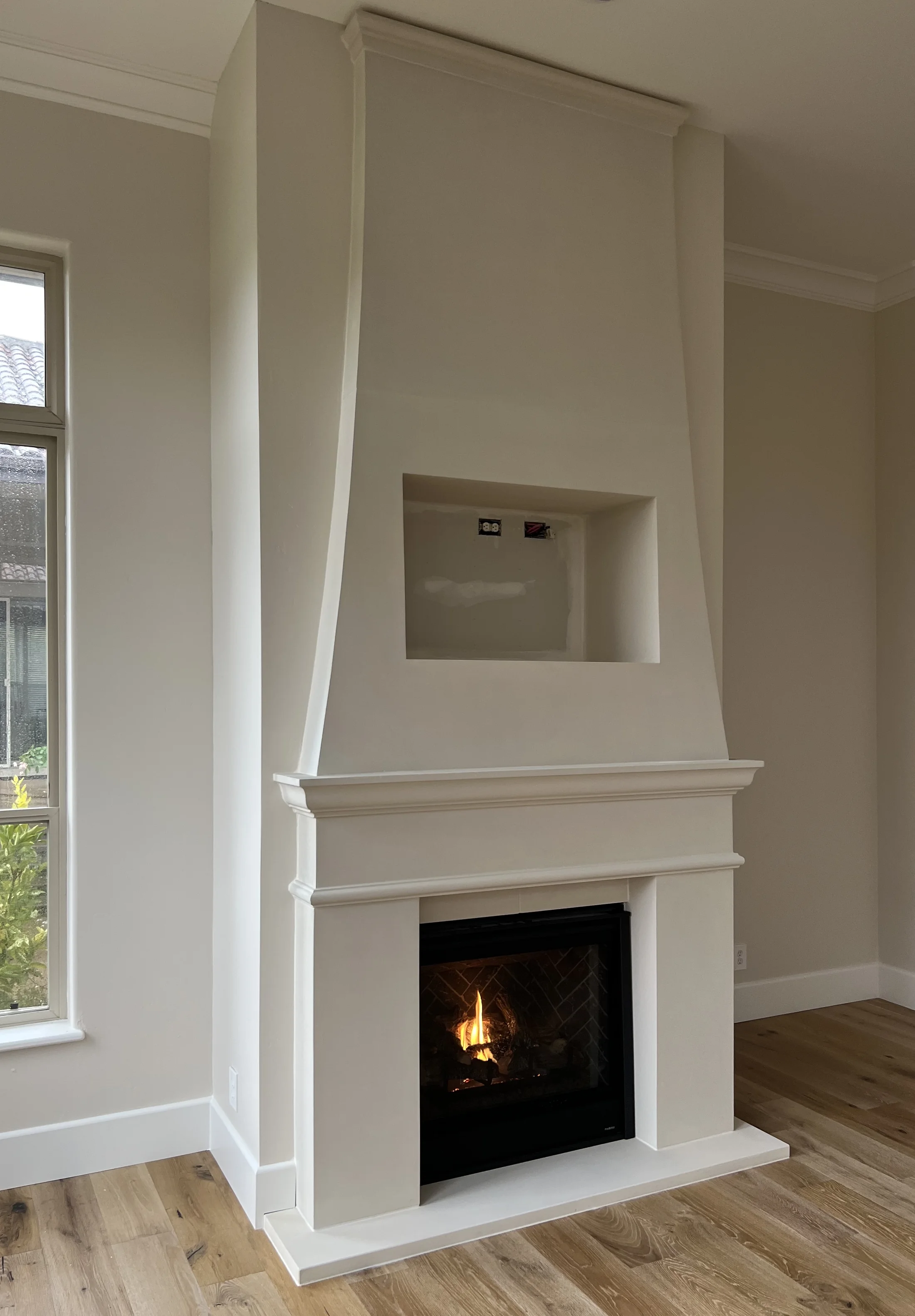 Compact traditional mantel beneath a recessed wall niche