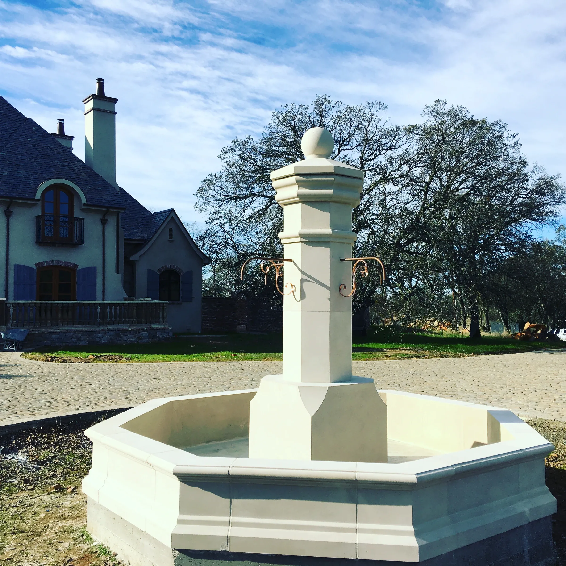 Fountain basin, stepped edges, and central pedestal seen from the side