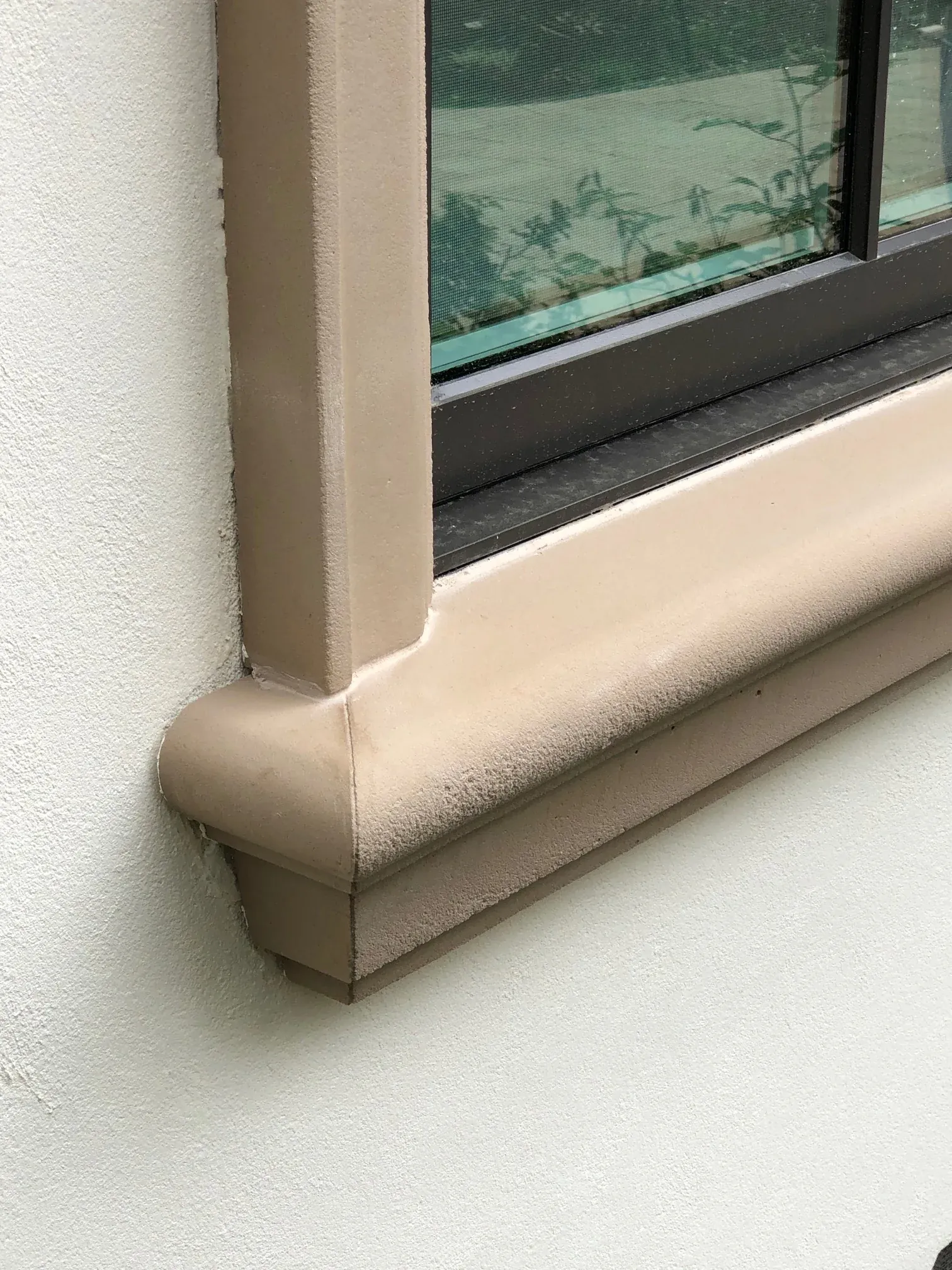 Lightweight alternative: close view of a rounded Limelight sill return