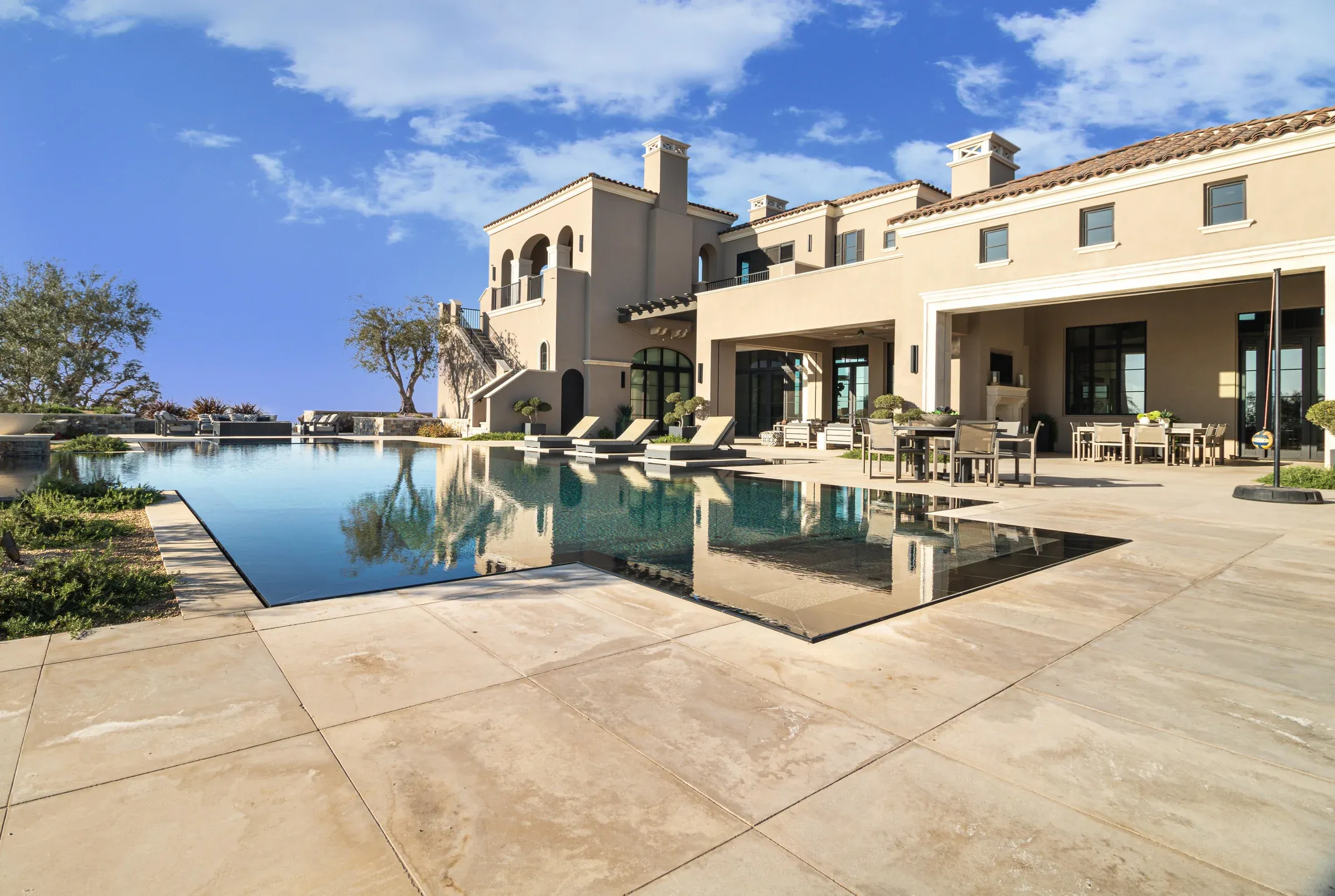 Straight pool edge and adjoining large-format paving