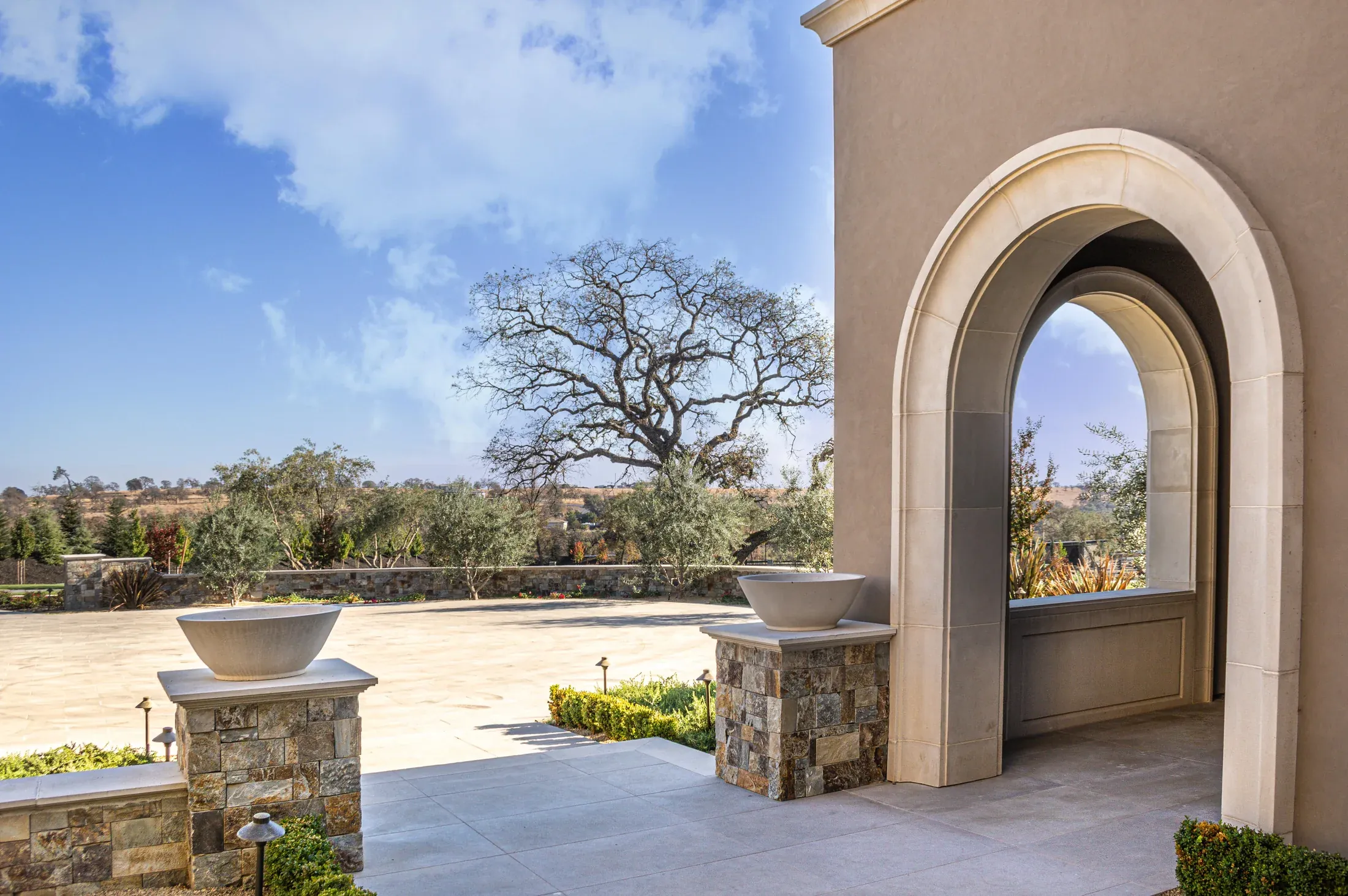Capped walls adjoining a moulded landscape arch